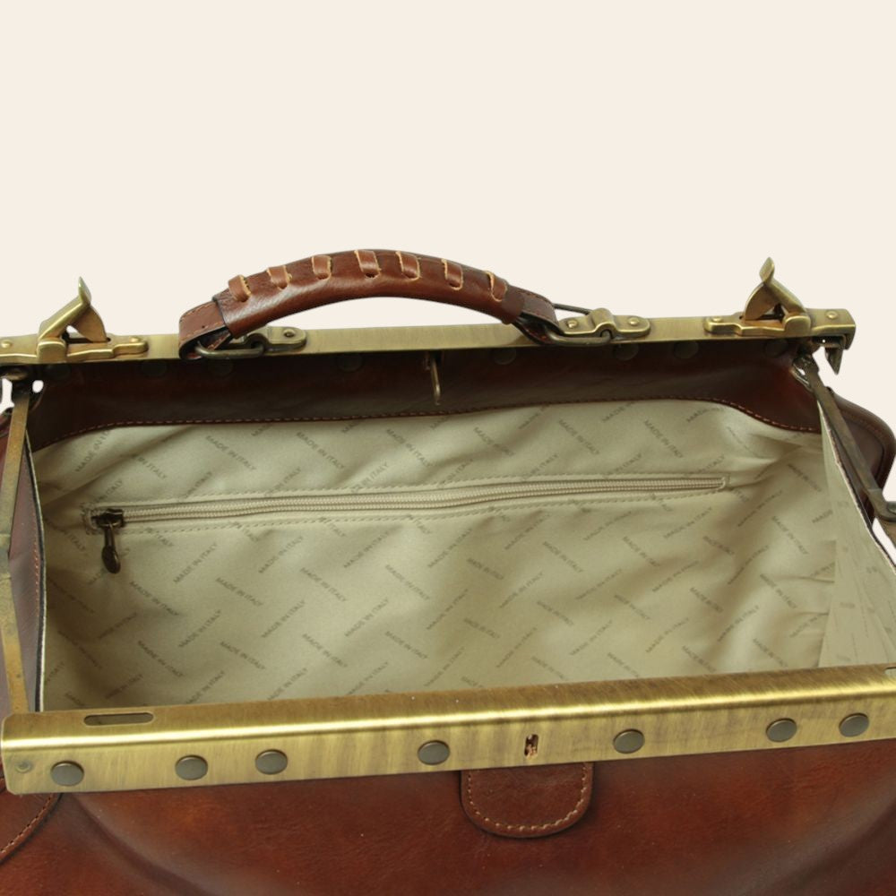 Interno borsa da viaggio: fodera chiara con cornice e chiusura in ottone
