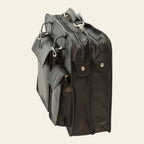 Cartella in pelle nera con tasche e fibbie metalliche sui lati