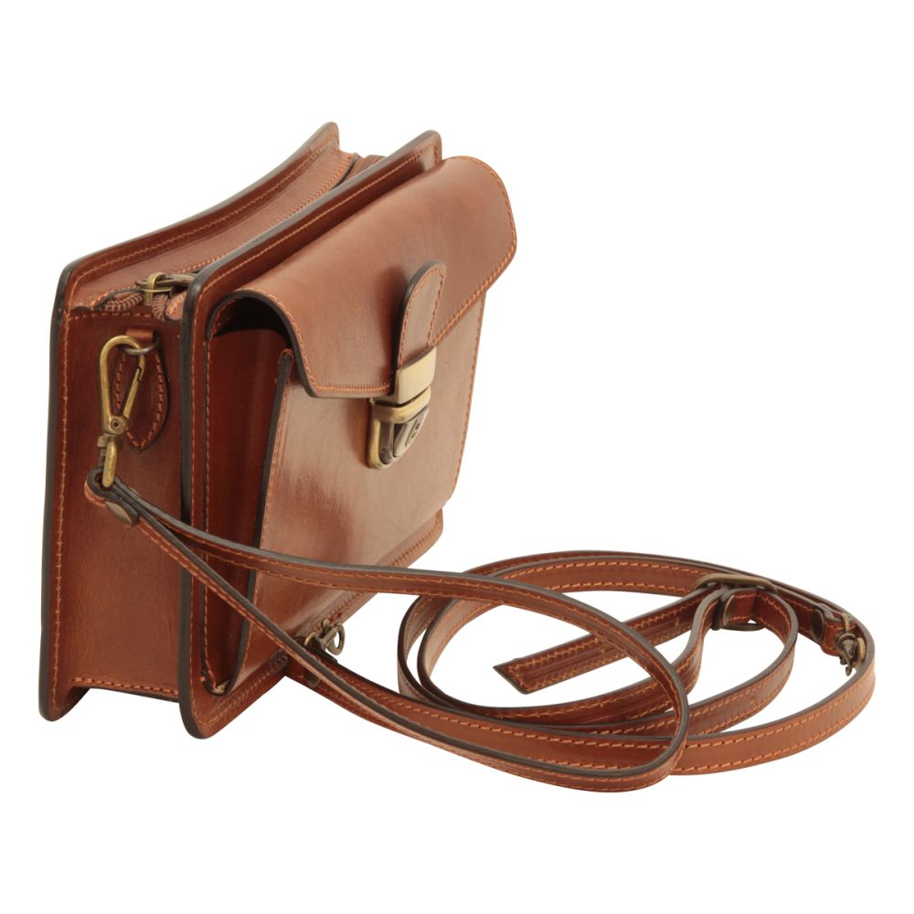 Borsetta clutch in pelle marrone vista laterale con fibbia e tracolla