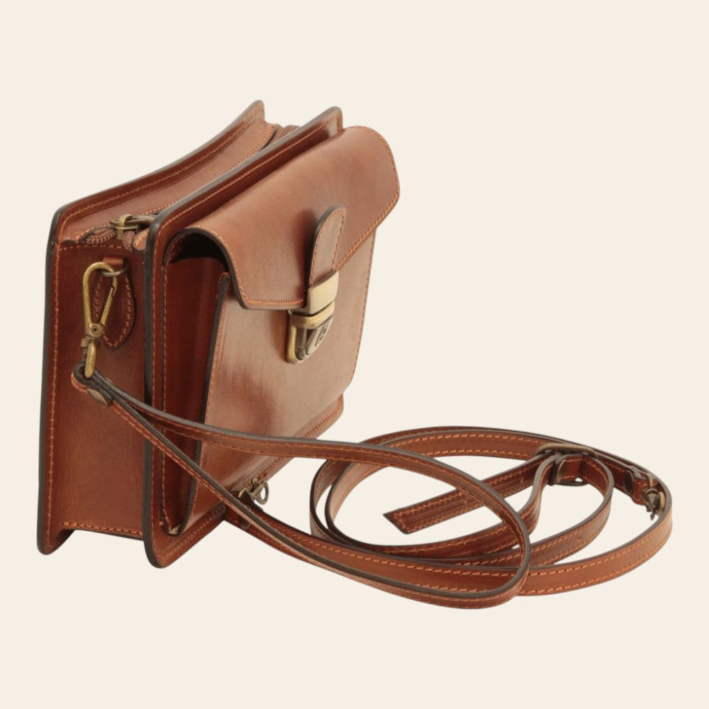 Borsetta clutch in pelle marrone vista laterale con fibbia e tracolla