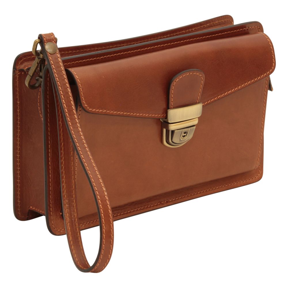 Borsetta clutch in pelle marrone con pattina e chiusura a fibbia, tracolla