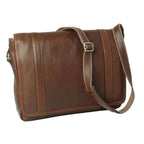 Borsa messenger in pelle marrone con pannelli imbottiti e tracolla a tracolla