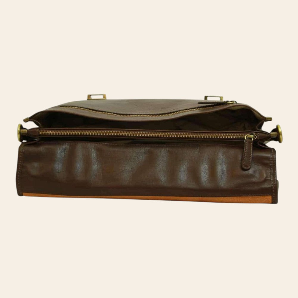 Cartella in pelle marrone scuro con zip lunga e passanti laterali per tracolla
