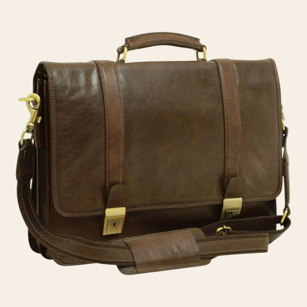 Cartella a tracolla in pelle marrone scuro con patta frontale e fibbie metalliche