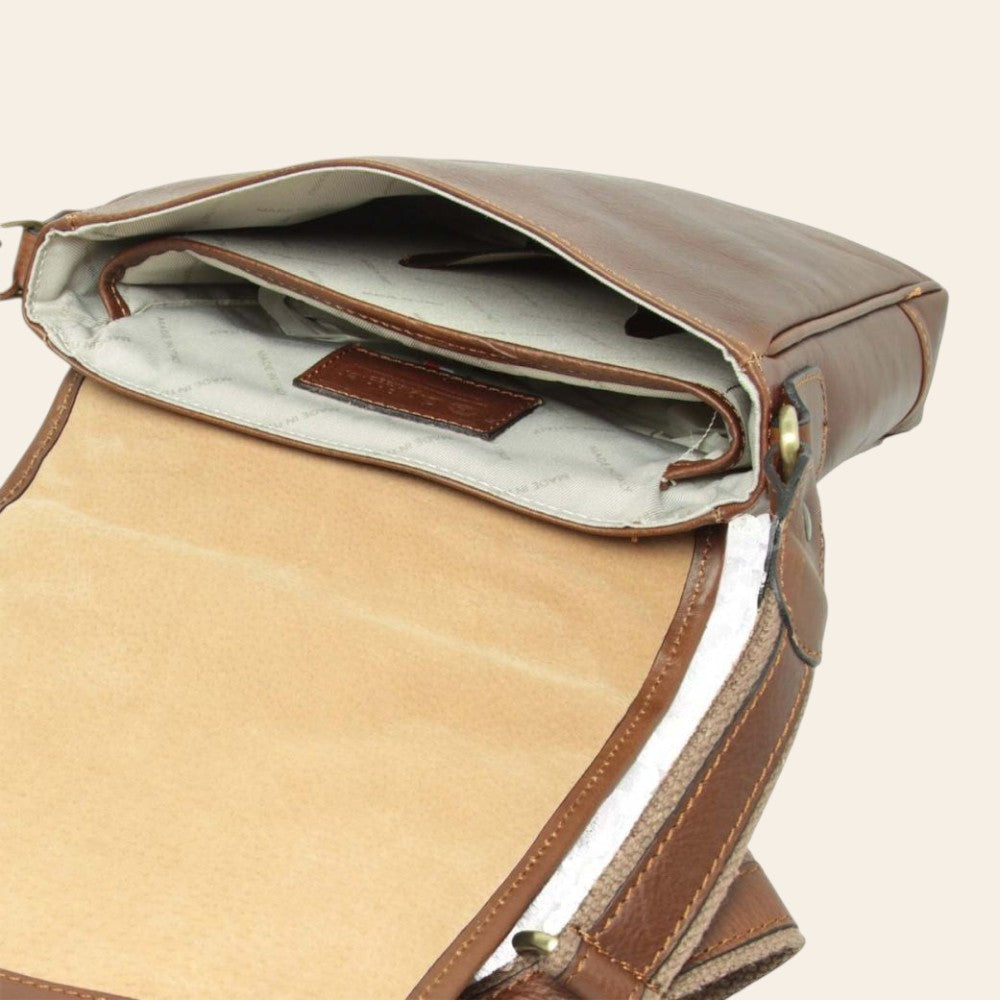 Borsa a tracolla in pelle castagna con interno chiaro e tasca interna