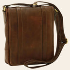 Borsa a tracolla in pelle marrone scuro con fibbia e cuciture verticali.