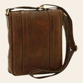 Borsa a tracolla in pelle marrone scuro con fibbia e cuciture verticali.