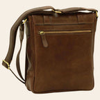 Borsa a tracolla in pelle marrone scuro con tasca frontale e zip metallica dorata.
