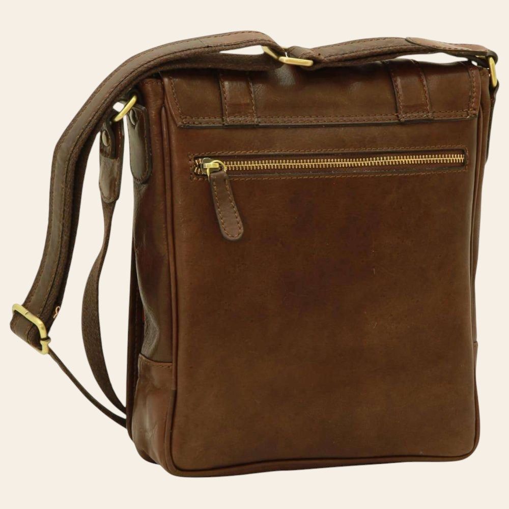 Borsa a tracolla in pelle marrone scuro con tasca frontale e zip metallica dorata.