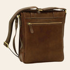 Borsa a tracolla in pelle marrone scuro con tasca frontale e zip metallica dorata.