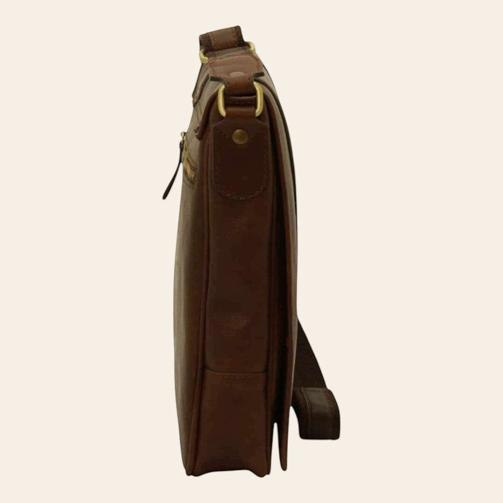 Borsa a tracolla in pelle marrone scuro con tasca laterale e tracolla regolabile.