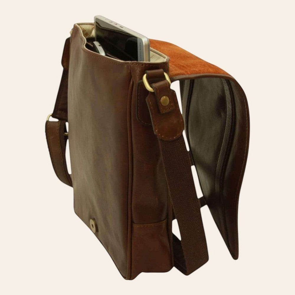 Borsa a tracolla in pelle marrone scuro con patta e bottone, vano interno visibile.