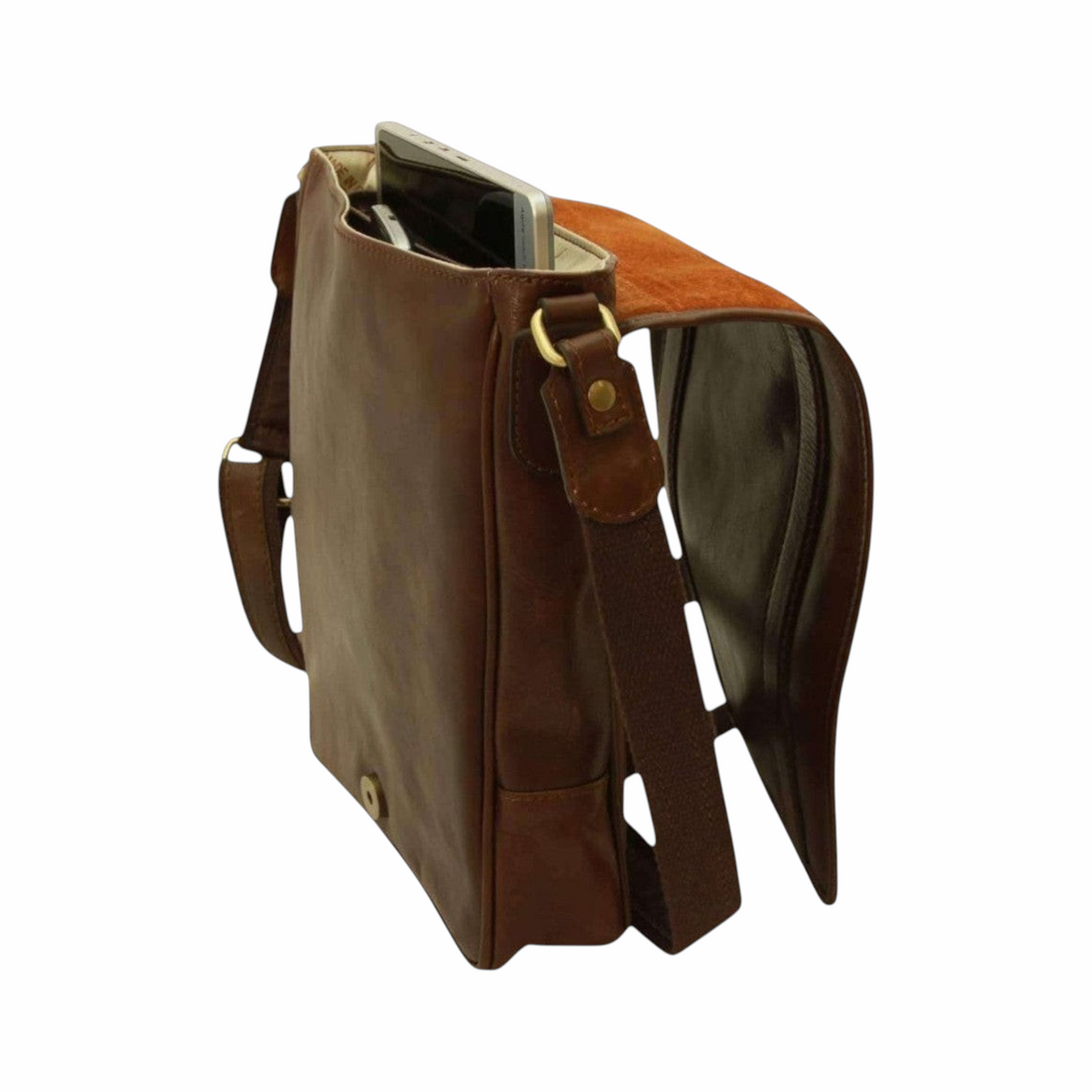 Borsa a tracolla in pelle marrone scuro con patta e bottone, vano interno visibile.