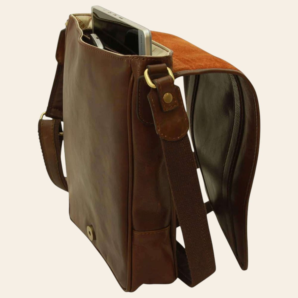 Borsa a tracolla in pelle marrone scuro con patta e bottone, vano interno visibile.