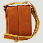 Borsa a tracolla in pelle vitello color cuoio con tracolla in tessuto e cuciture
