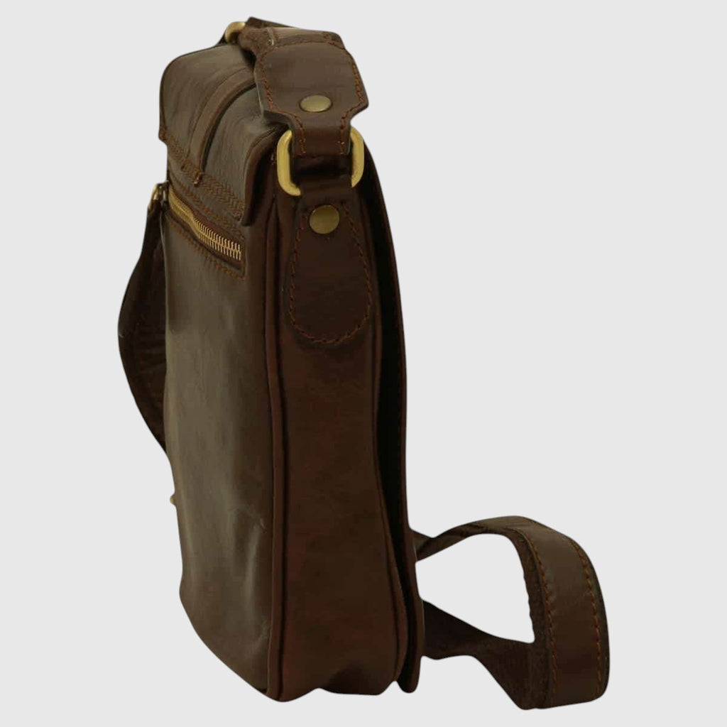 Borsa a tracolla in pelle marrone scuro vista laterale con cinturini