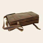 Cartella in pelle marrone scuro Old Angler con chiusura a patta e tracolla regolabile