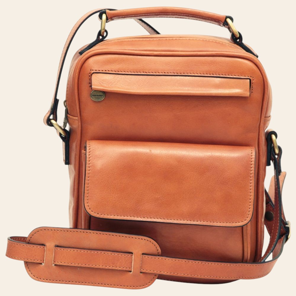 Borsa a tracolla in pelle marrone con tasca frontale a zip e tracolla regolabile