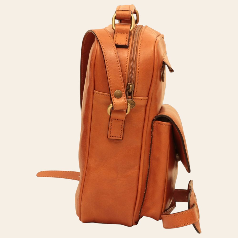 Borsa a tracolla in pelle marrone vista laterale, fibbie e tracolla regolabile, tasche esterne