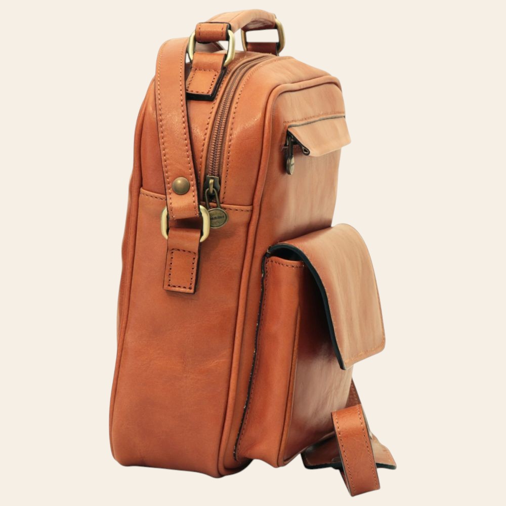Borsa a tracolla in pelle marrone con maniglia e tracolla, zip centrale, dettagli in metallo