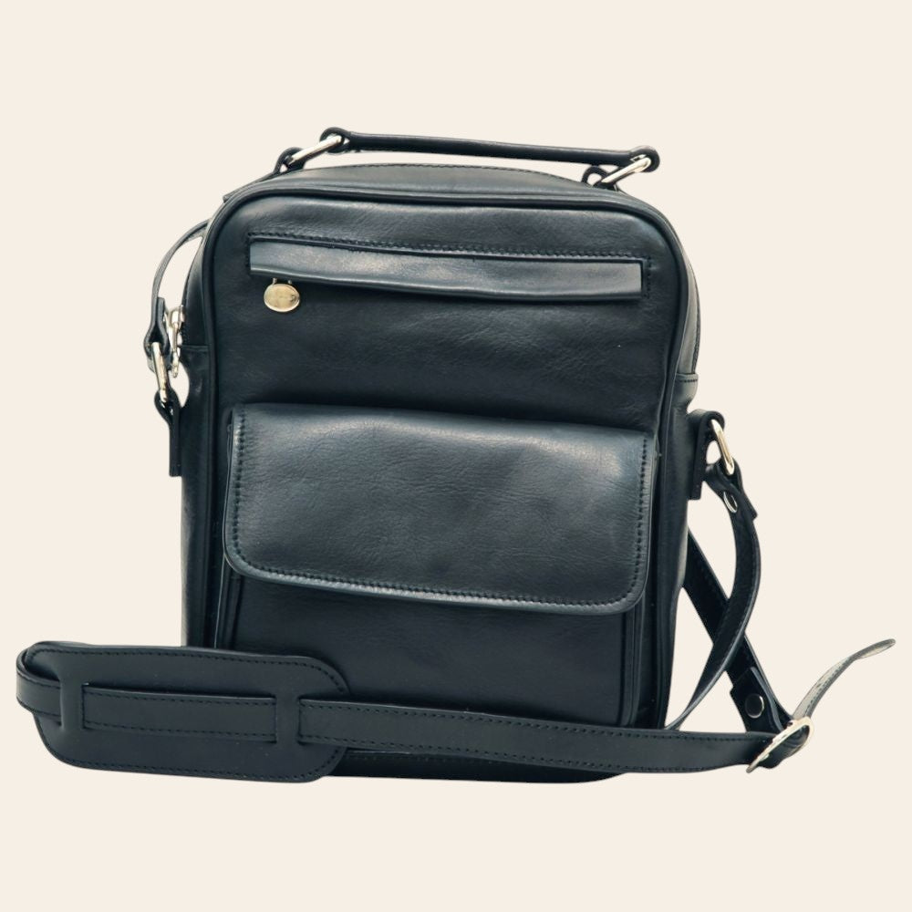 Borsa a tracolla in pelle nera con tasca frontale e zip, tracolla regolabile