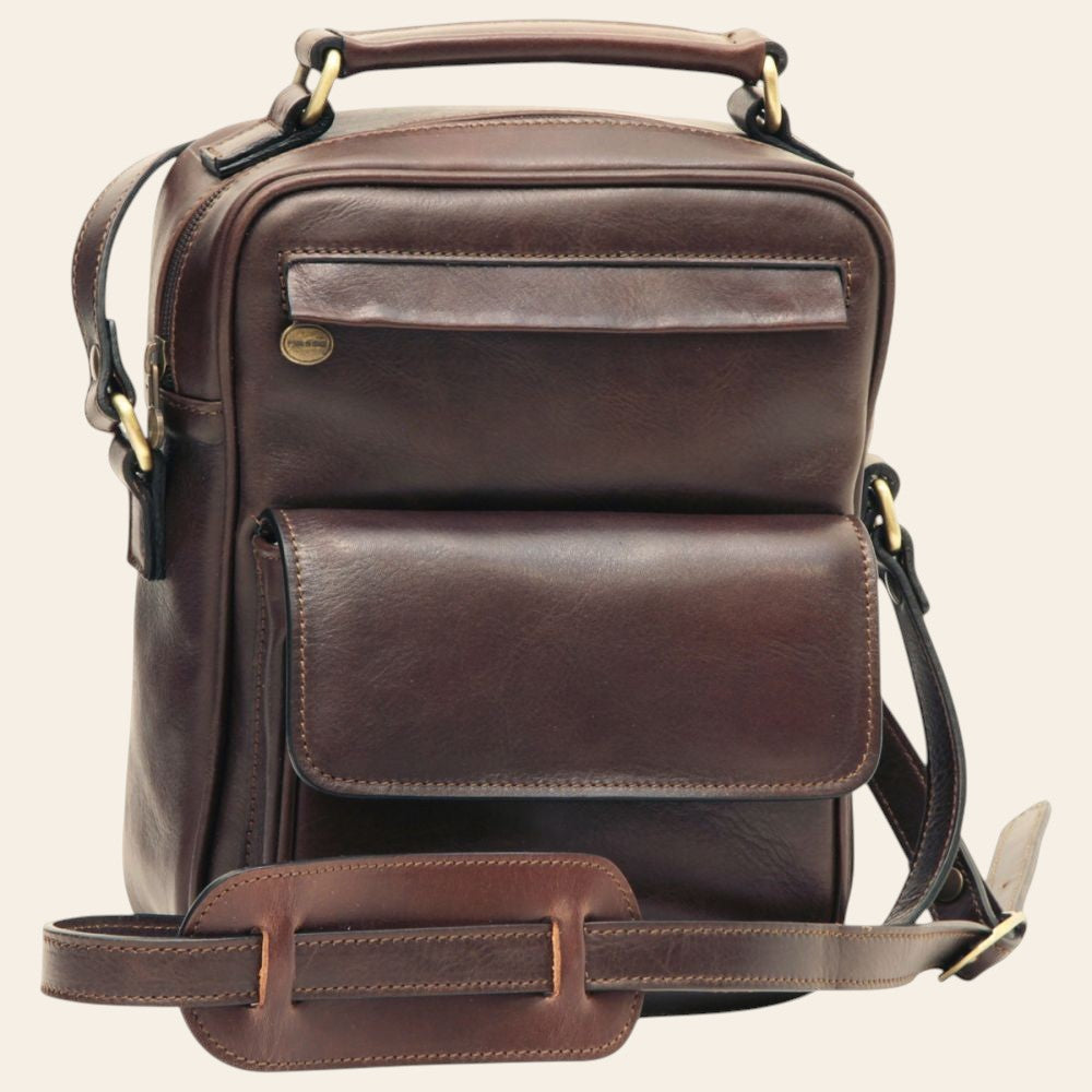Borsa a tracolla in pelle marrone scuro con tasca frontale e tracolla regolabile