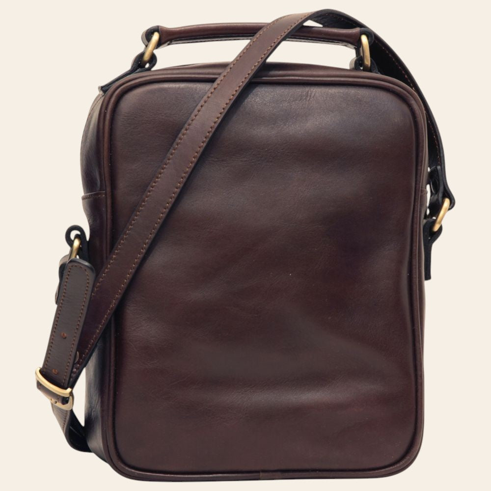 Borsa a tracolla in pelle marrone scuro con fibbia e tracolla lunga
