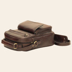 Borsa a tracolla in pelle marrone scuro con chiusura frontale e tracolla