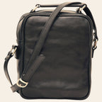 Borsa a tracolla in pelle nera, vista laterale con tracolla e fibbie metalliche