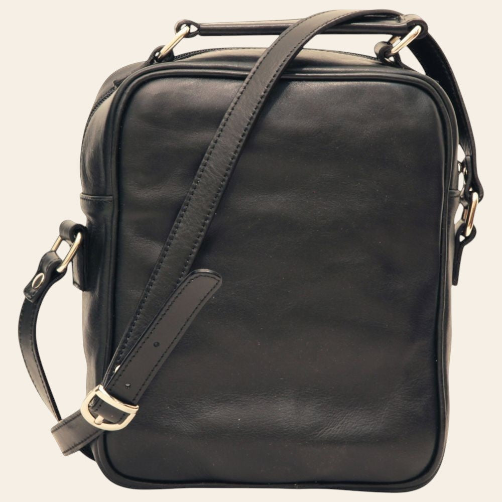 Borsa a tracolla in pelle nera, vista laterale con tracolla e fibbie metalliche