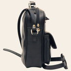 Borsa a tracolla in pelle nera con zip centrale e cinturino frontale, lato