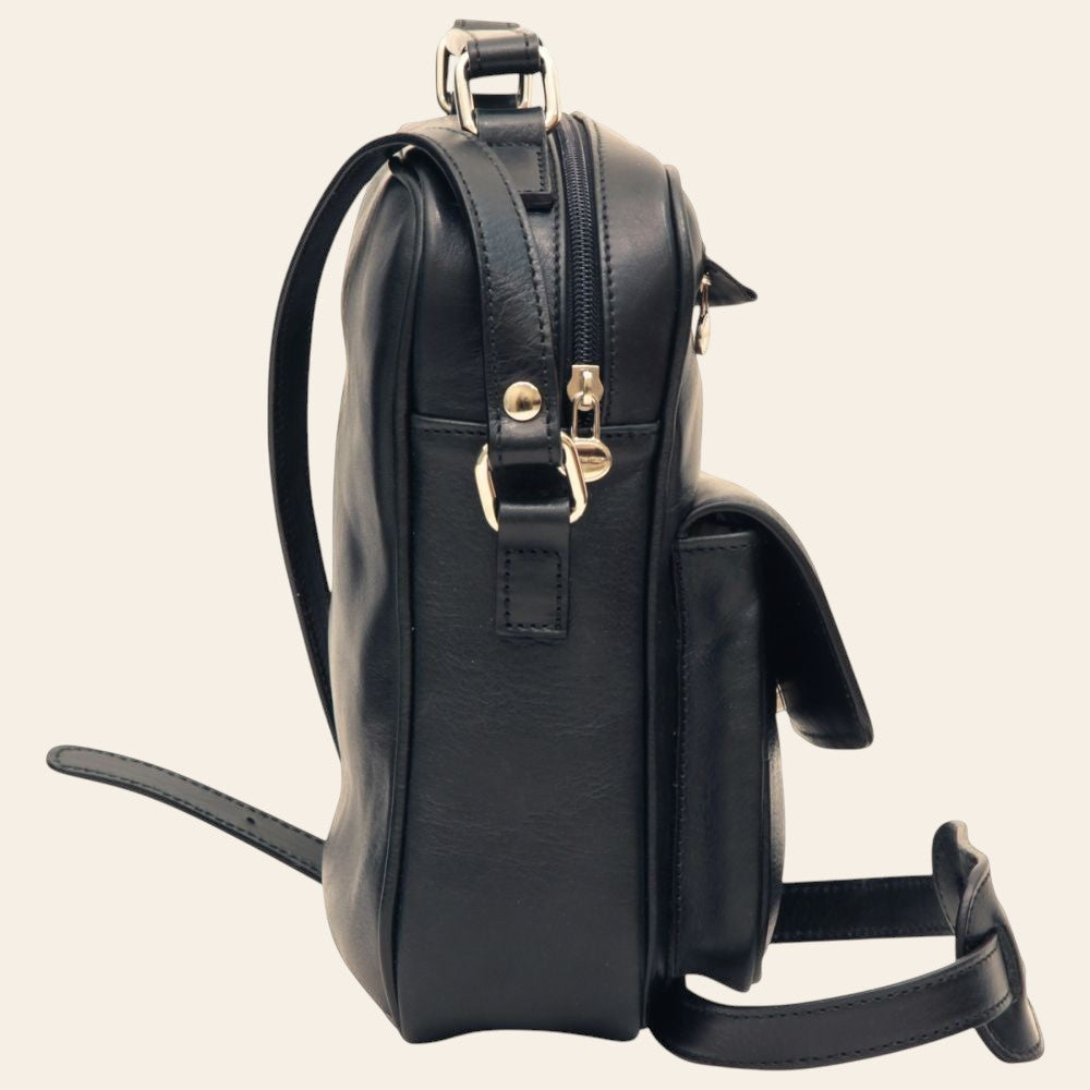 Borsa a tracolla in pelle nera con zip centrale e cinturino frontale, lato