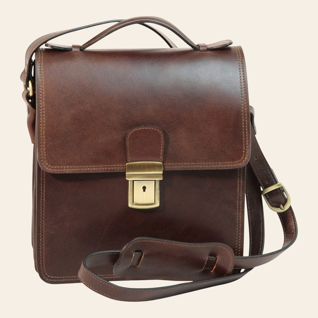 Borsa a tracolla in pelle marrone scuro con patta e fibbia metallica dorata