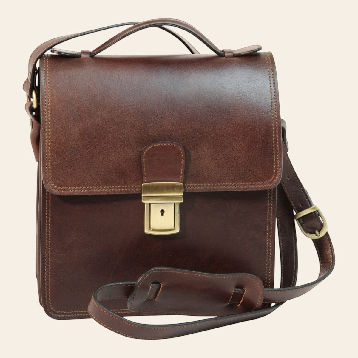 Borsa a tracolla in pelle marrone scuro con patta e fibbia metallica dorata