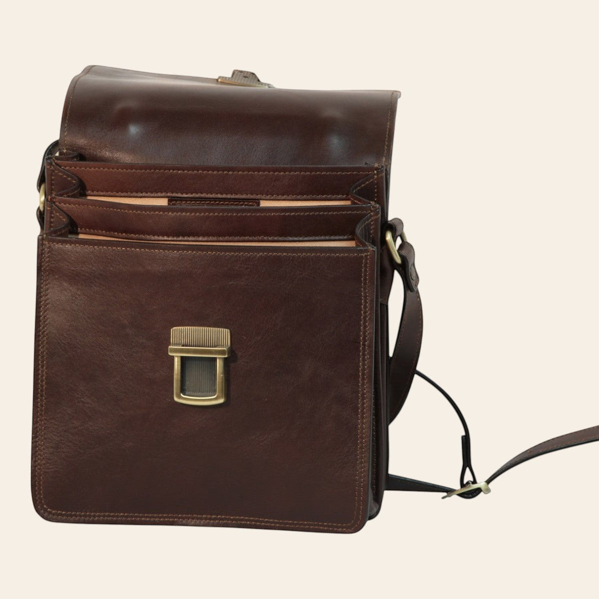 Borsa a tracolla in pelle marrone scuro con patta, fibbia dorata e scomparti frontali