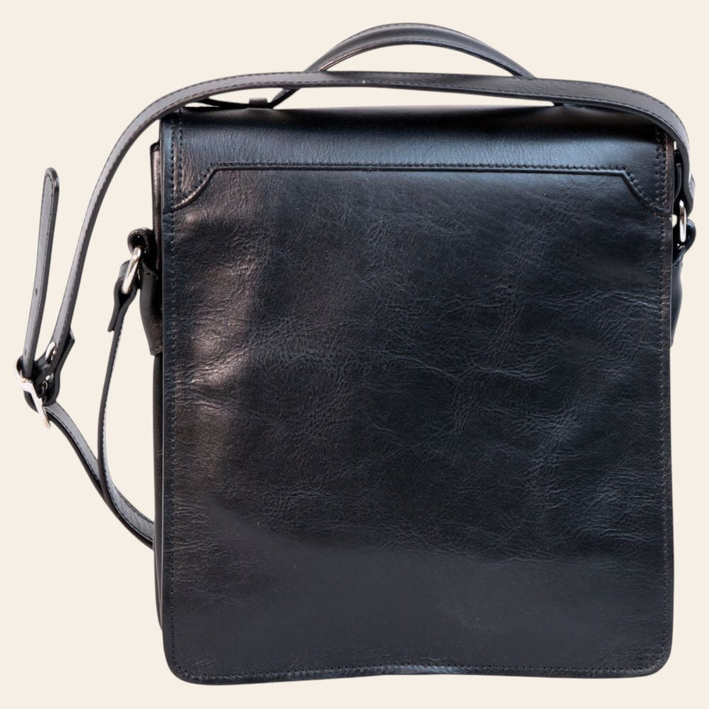 Borsa a tracolla in pelle nera vista frontale, patta e chiusura metallica
