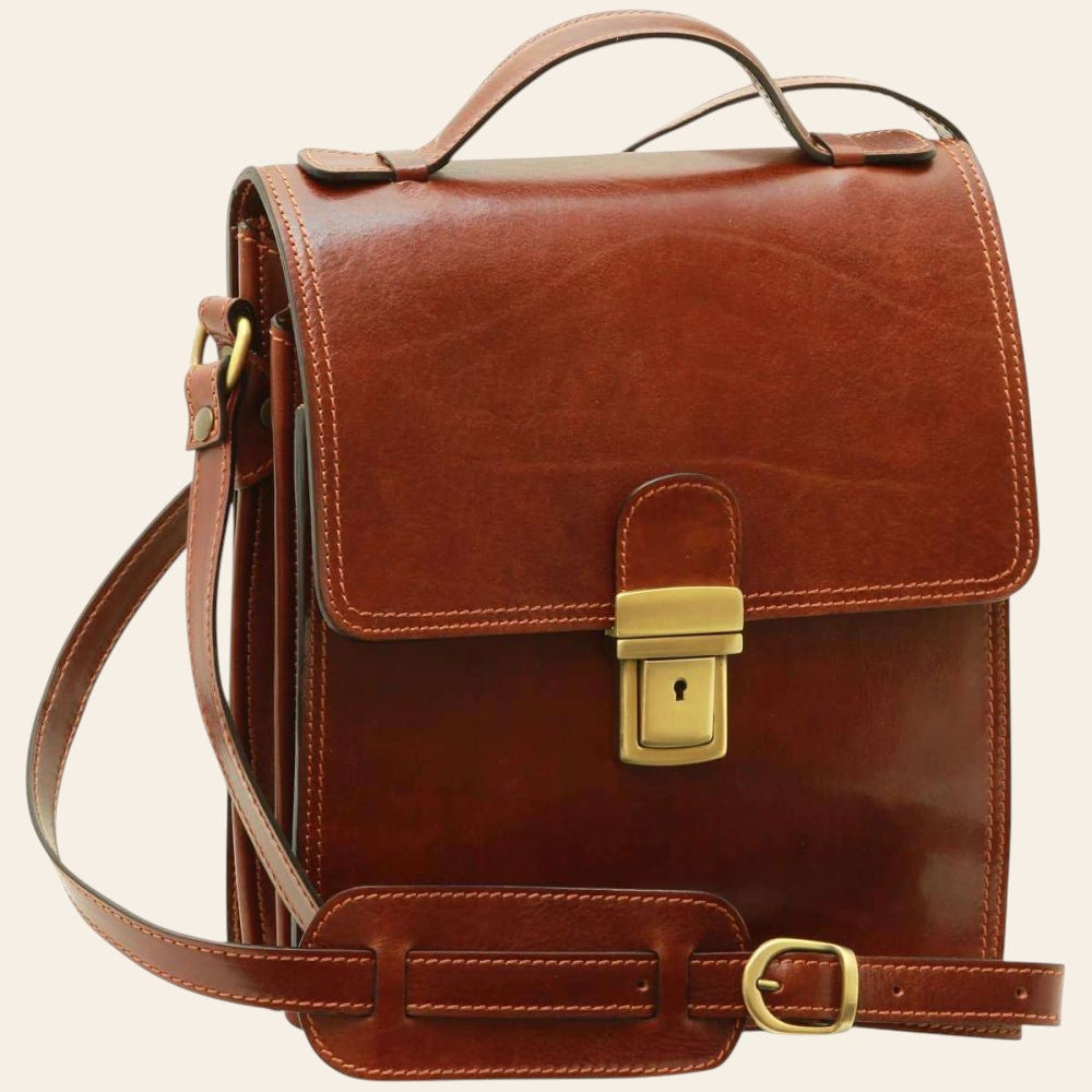 Borsa a tracolla in pelle marrone con patta e fibbia dorata frontale