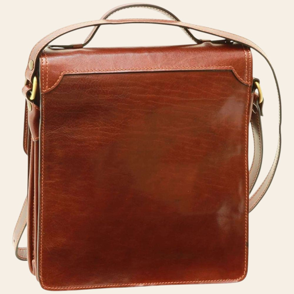 Borsa a tracolla in pelle marrone con pattina e tracolla regolabile