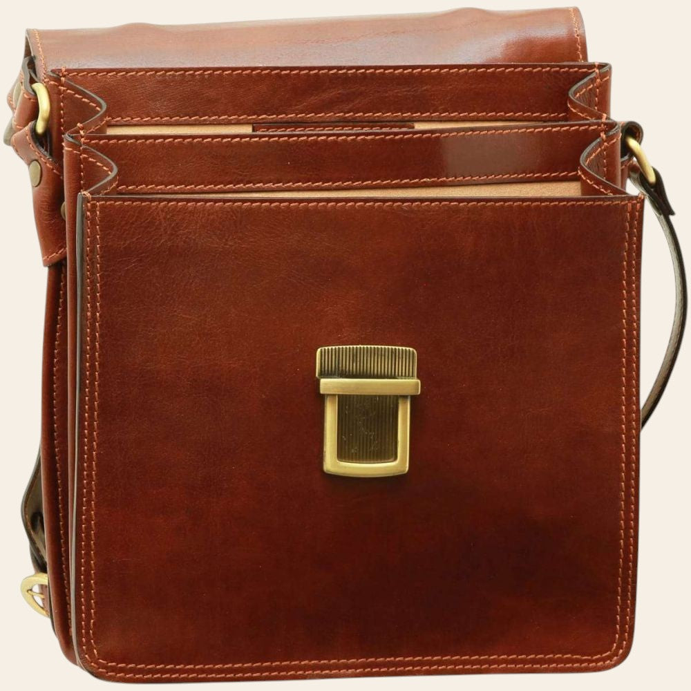 Borsa a tracolla in pelle marrone con patta frontale e chiusura dorata