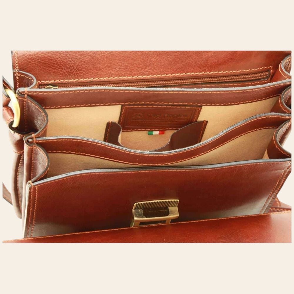 Interno della borsa a tracolla in pelle marrone con zip e tasche