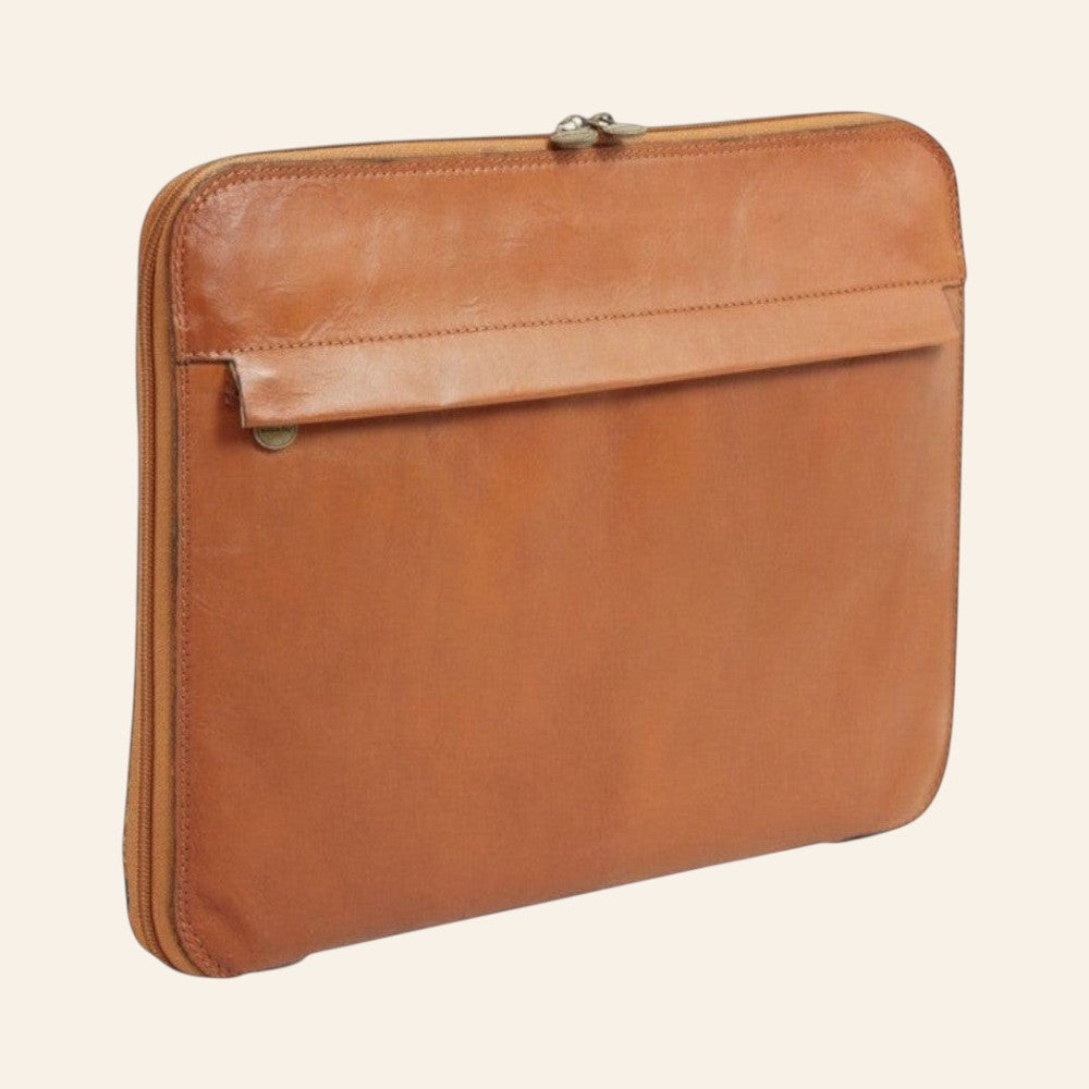 Porta documenti in pelle Old Angler marrone, chiusura con zip e cuciture decorative