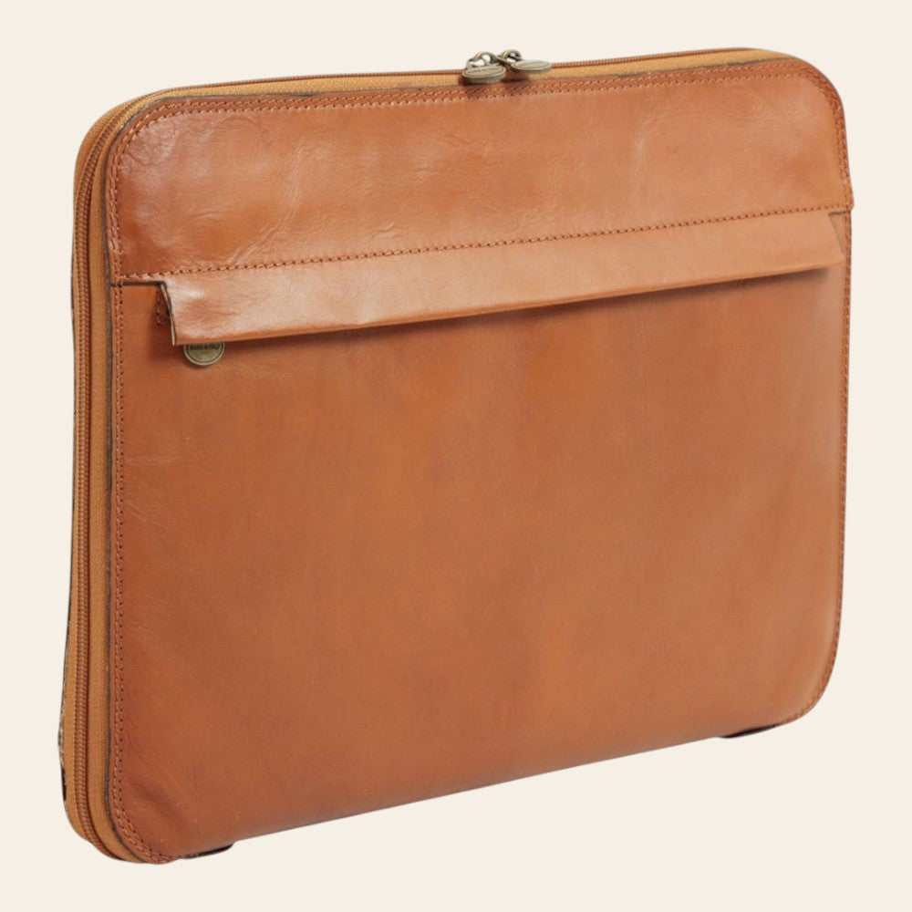 Porta documenti in pelle Old Angler marrone, chiusura con zip e cuciture decorative