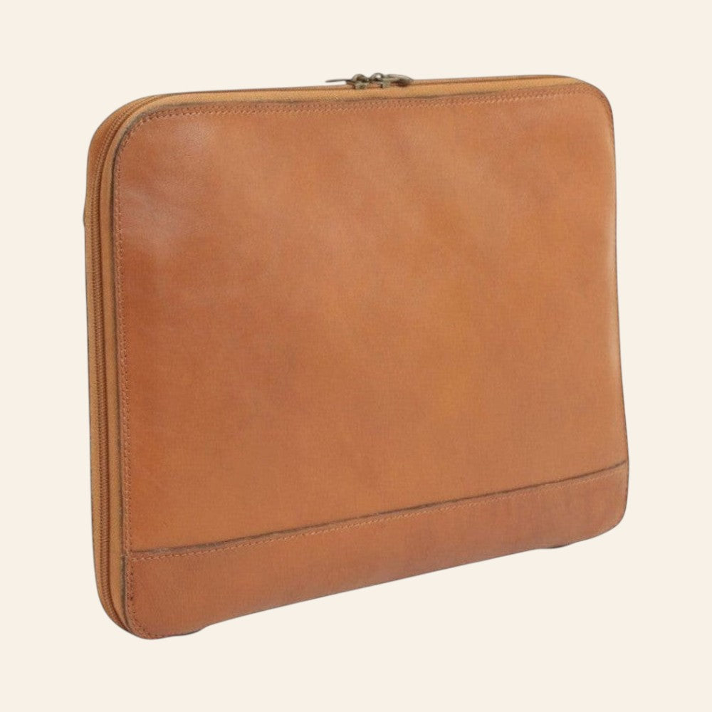 Porta documenti in pelle Old Angler marrone, modello chiuso con zip perimetrale
