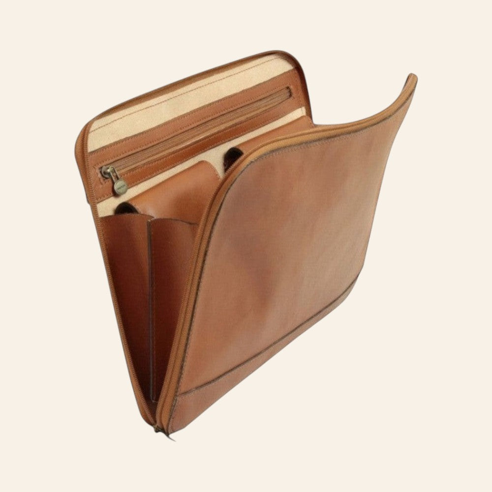 Porta documenti in pelle Old Angler marrone, lato aperto con tasca interna e zip