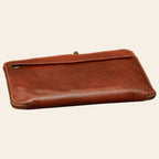 Porta documenti in pelle marrone Old Angler, vista orizzontale con bordo e chiusura