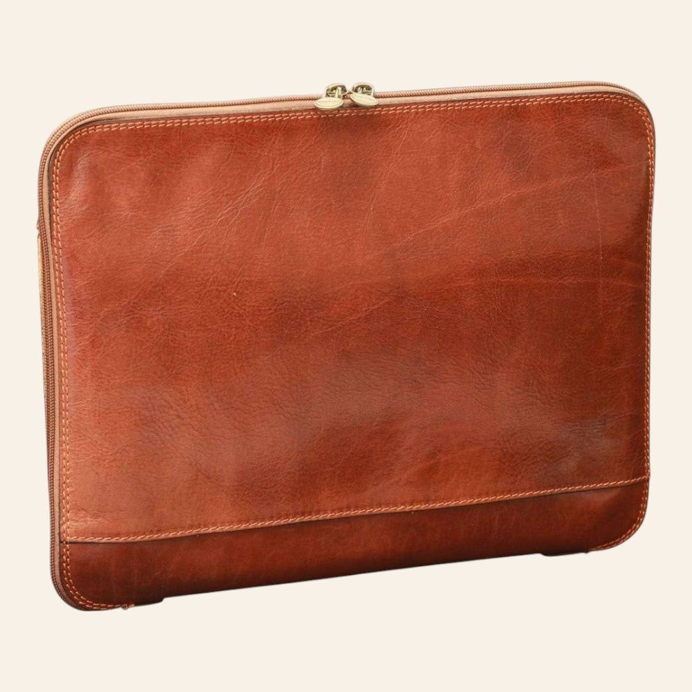 Rückansicht der braunen Dokumentenmappe aus Leder mit Reißverschluss