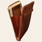 Porta documenti in pelle marrone Old Angler, vista laterale con cerniera e tasche interne