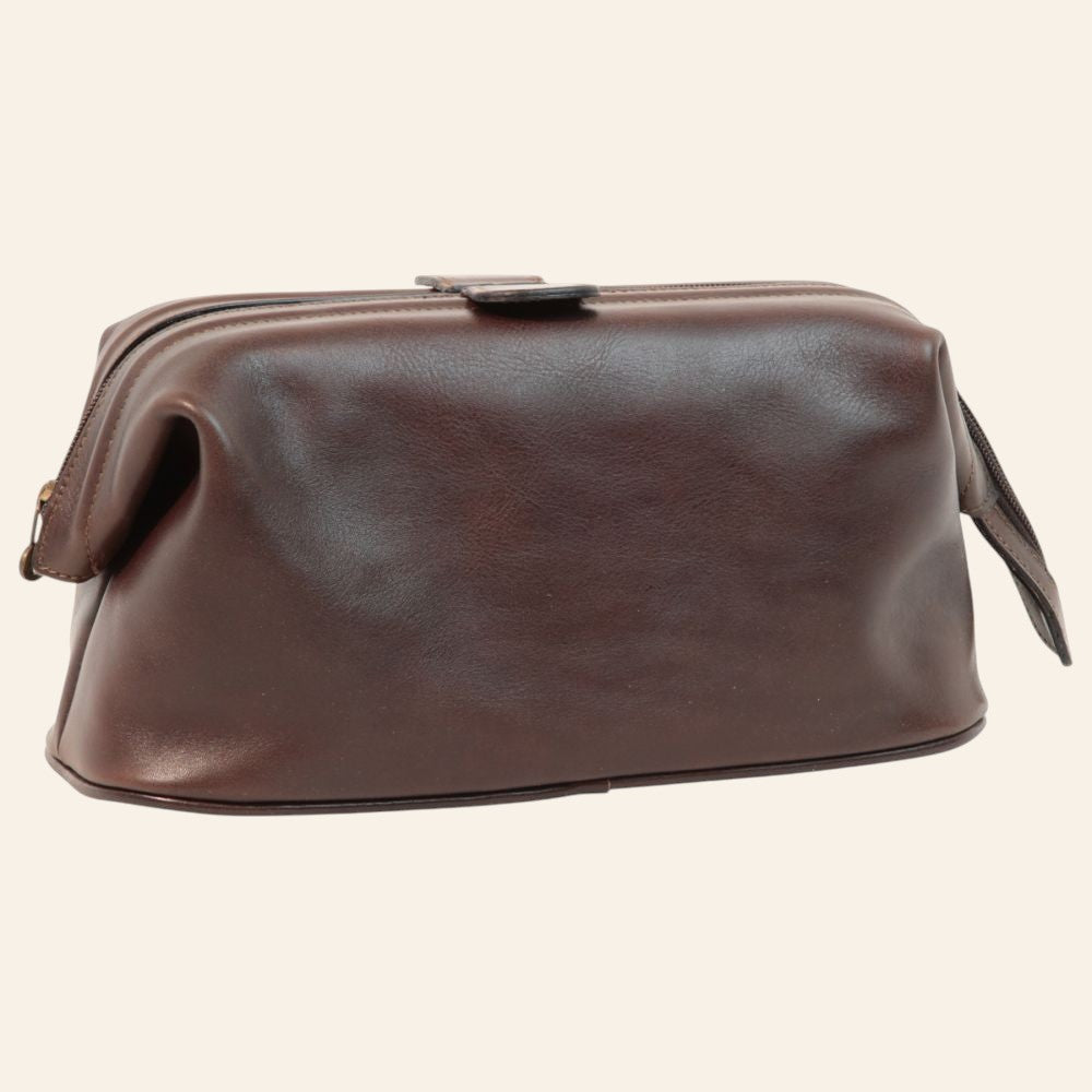 Kulturtasche aus dunkelbraunem Kalbsleder mit oberem Reißverschluss und Ledergriff