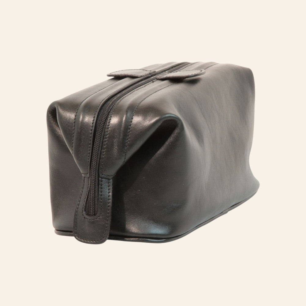 Astuccio beauty in pelle nera con zip laterale e cuciture sul bordo