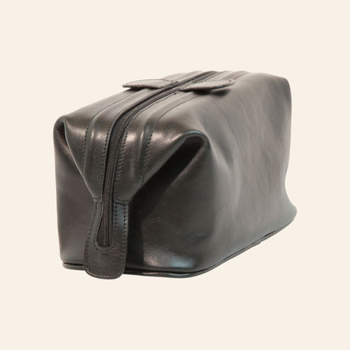 Astuccio beauty in pelle nera con zip laterale e cuciture sul bordo